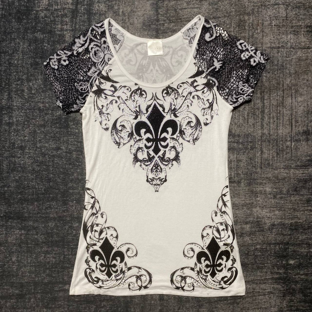 IDK WHY NO ONE LOVE THIS TEE😭