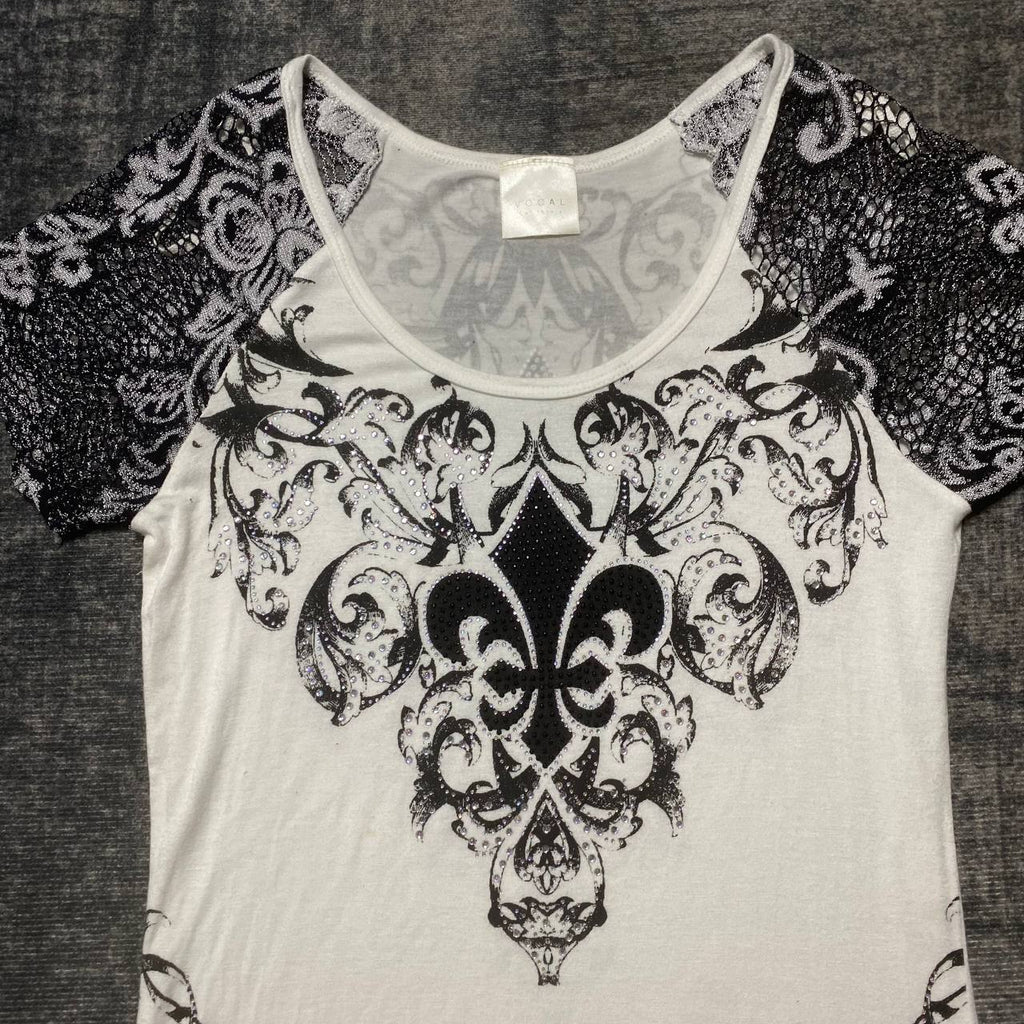 IDK WHY NO ONE LOVE THIS TEE😭