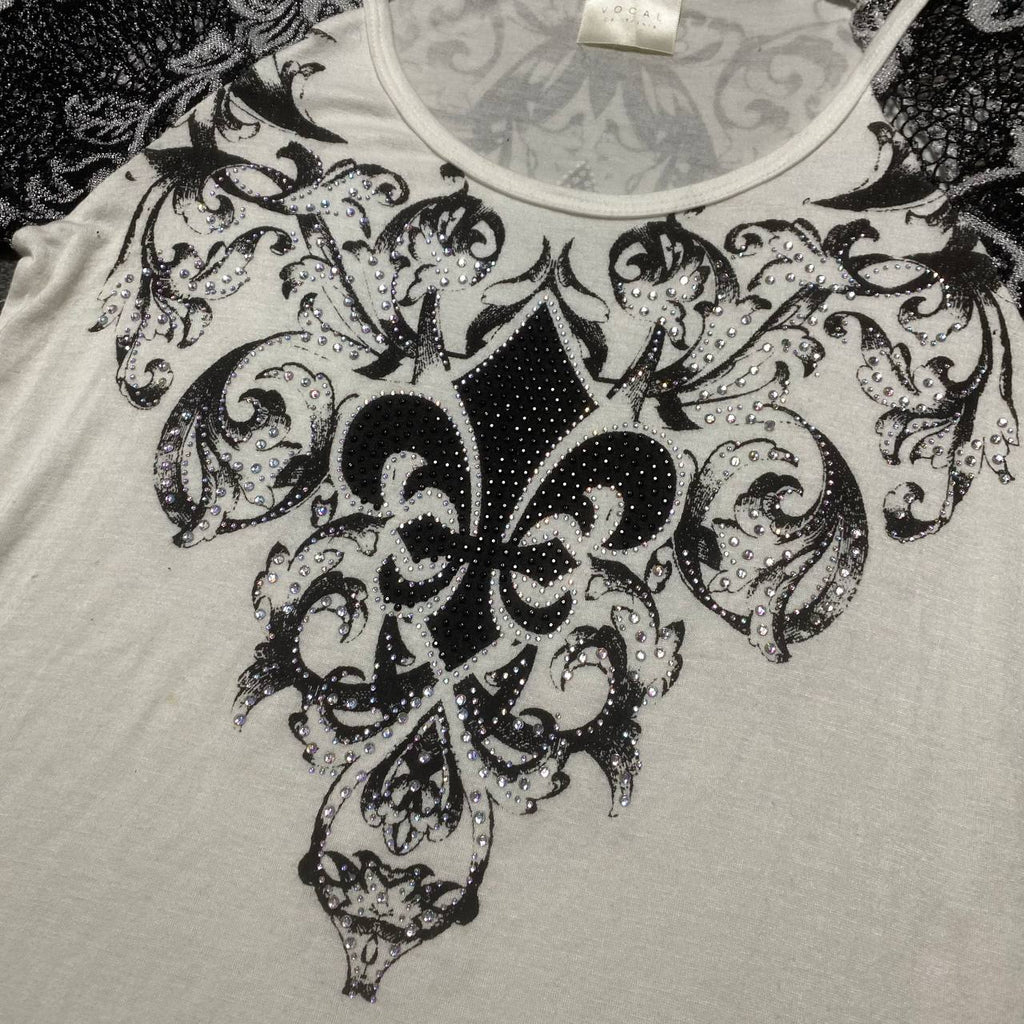 IDK WHY NO ONE LOVE THIS TEE😭