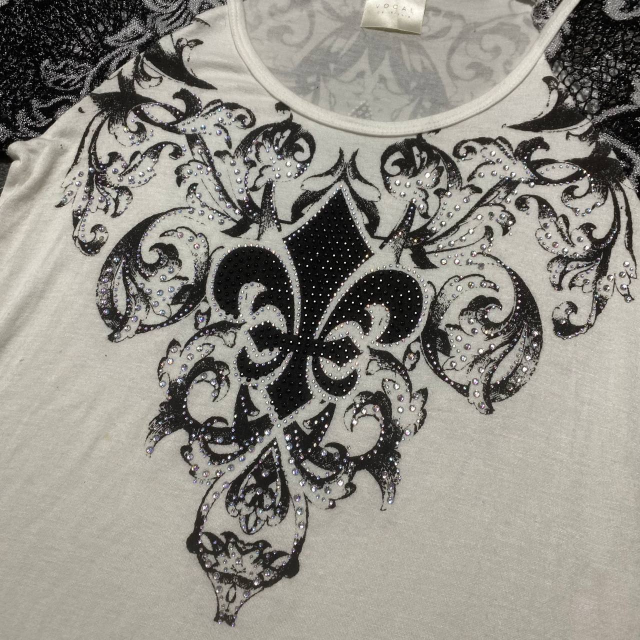 IDK WHY NO ONE LOVE THIS TEE😭