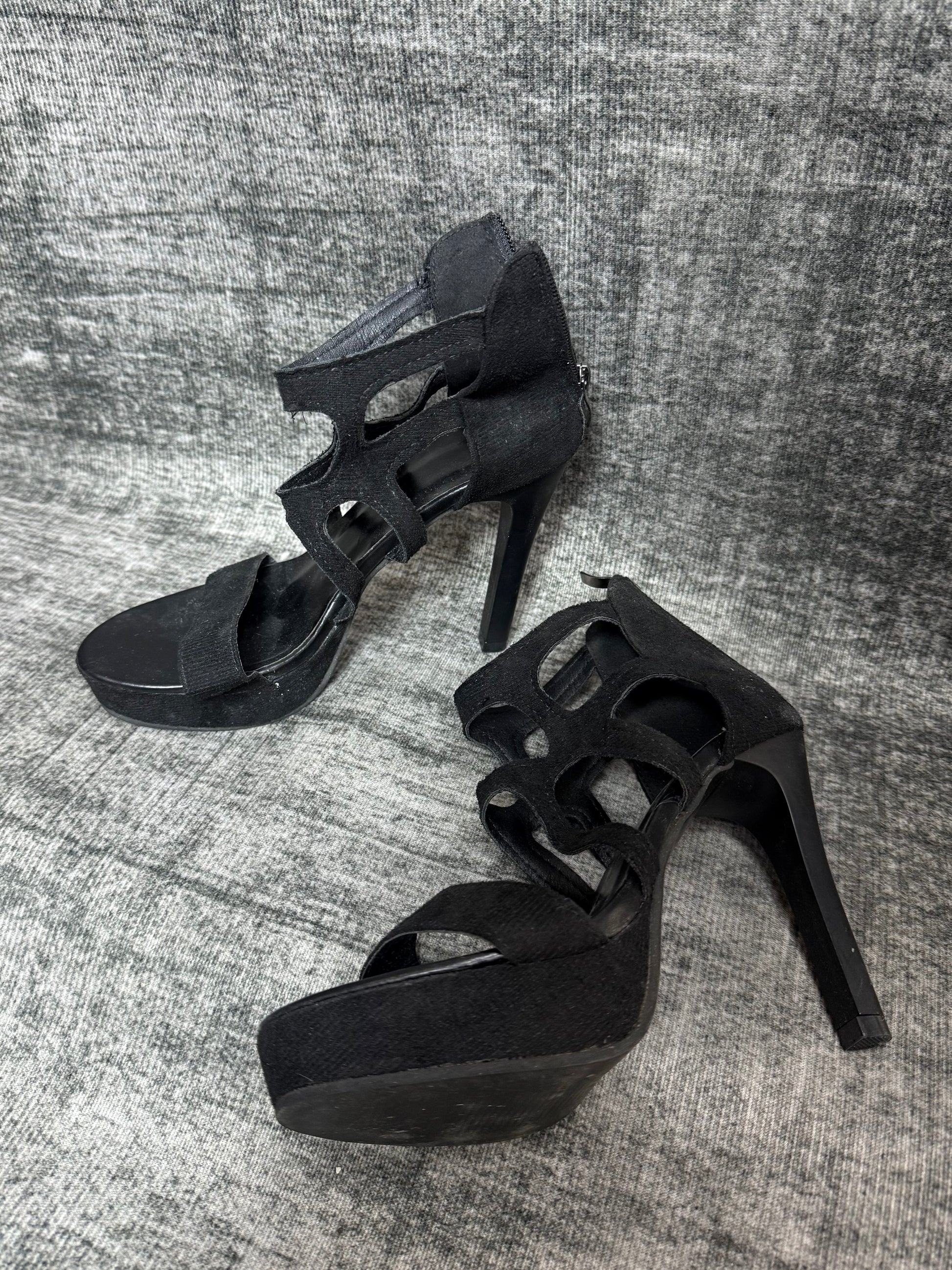 BLACK HIGH HEELS