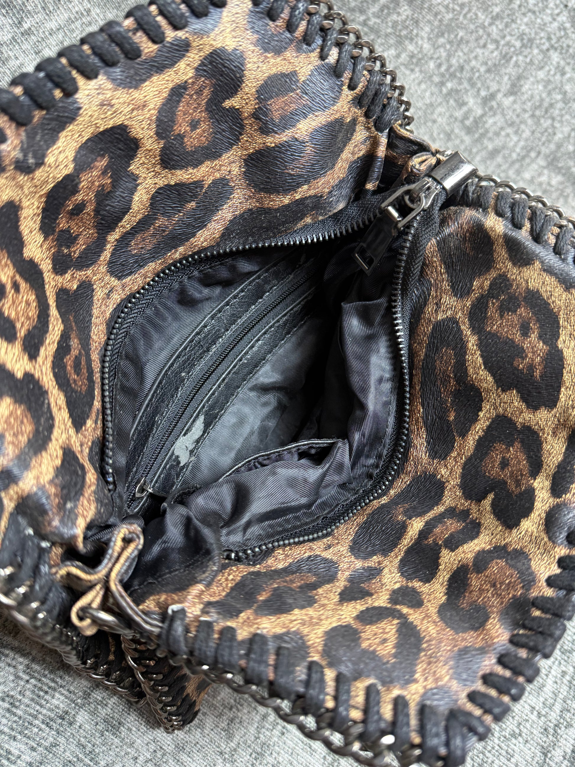 LEOPARD W CHAINS SHOULDER BAG