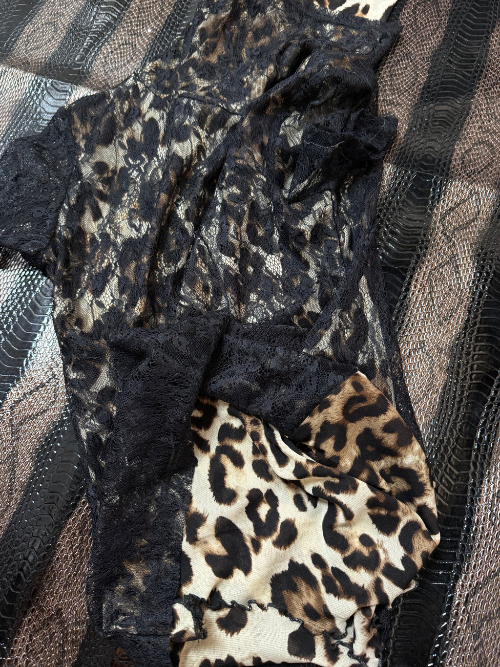 B2V BLACK LACE LEOPARD TOP ༒