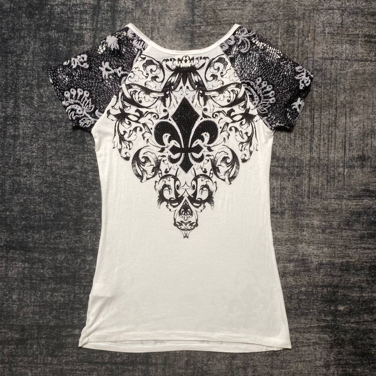 IDK WHY NO ONE LOVE THIS TEE😭