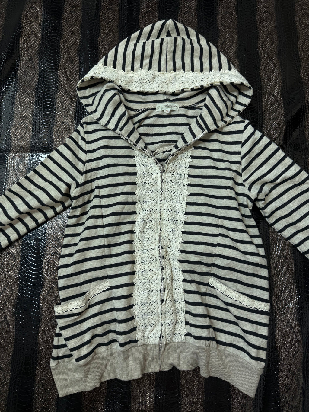 B2V HAPPY W LACE HOODIE ༒