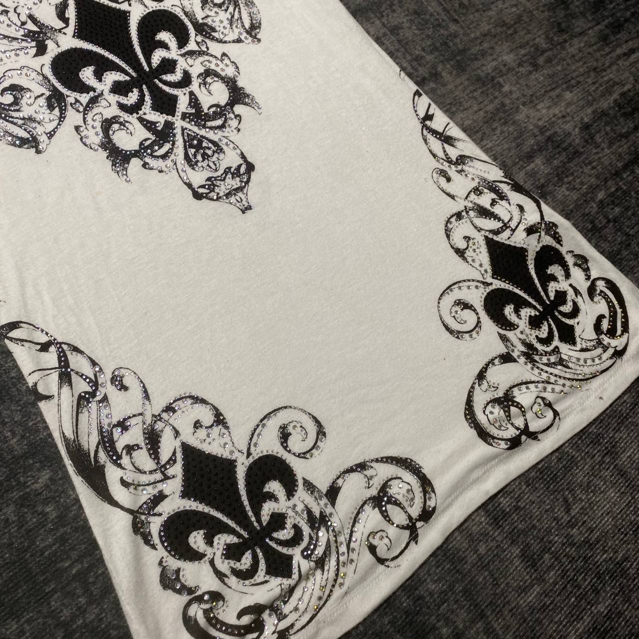 IDK WHY NO ONE LOVE THIS TEE😭