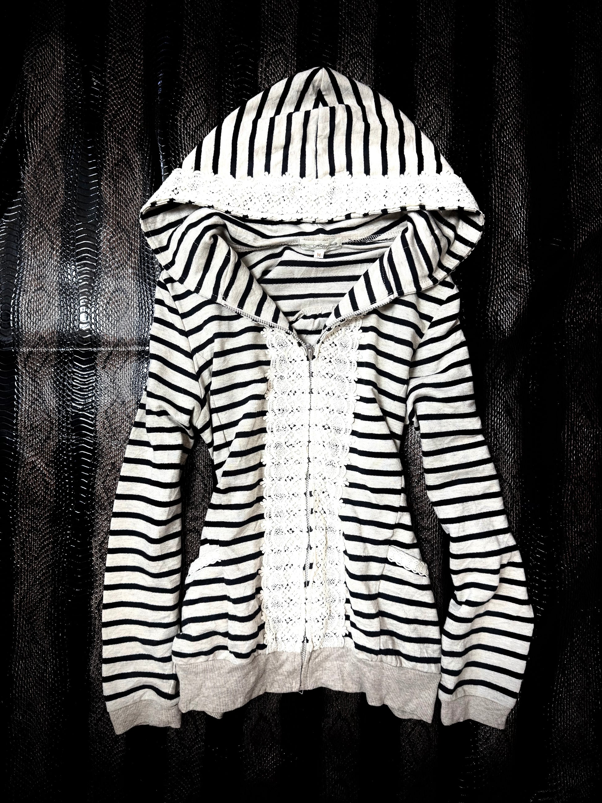 B2V HAPPY W LACE HOODIE ༒