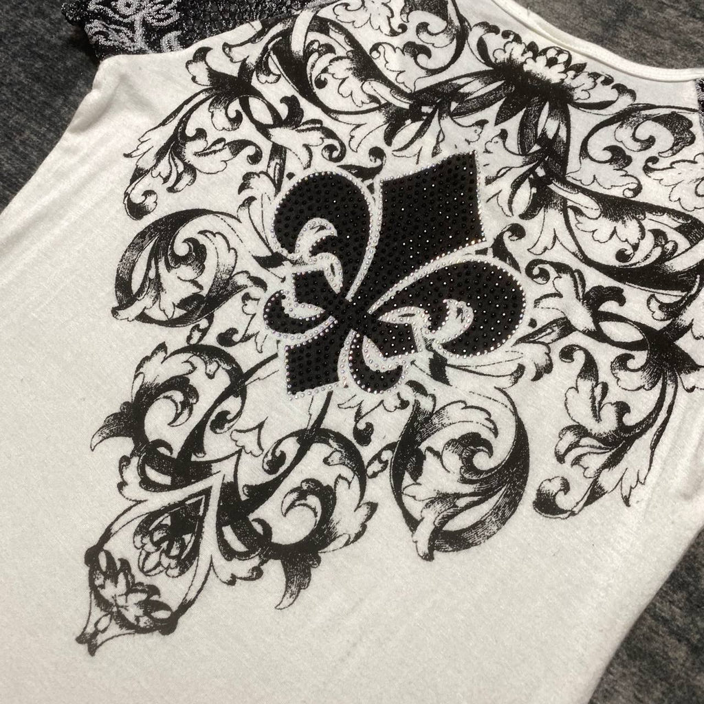 IDK WHY NO ONE LOVE THIS TEE😭