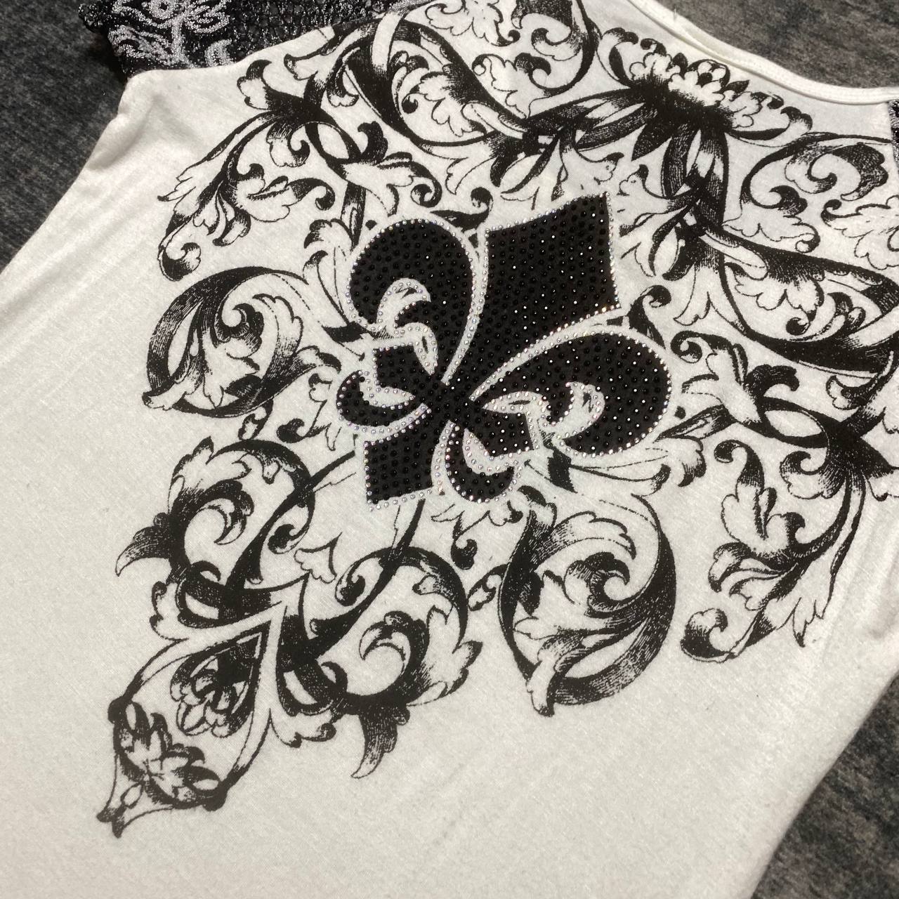 IDK WHY NO ONE LOVE THIS TEE😭