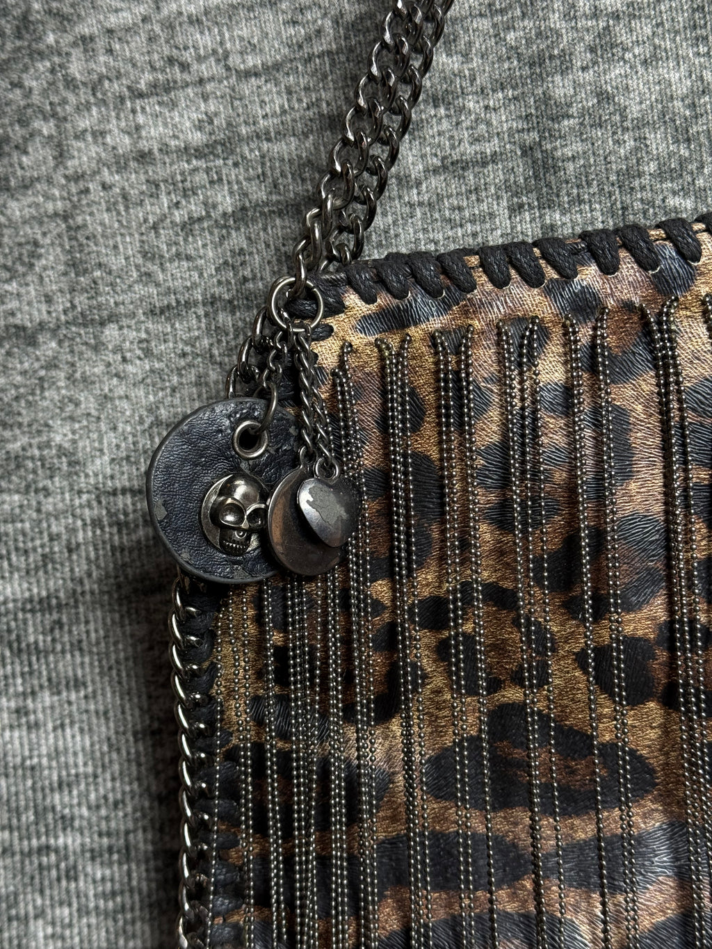 LEOPARD W CHAINS SHOULDER BAG
