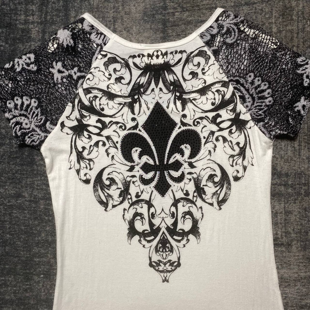 IDK WHY NO ONE LOVE THIS TEE😭