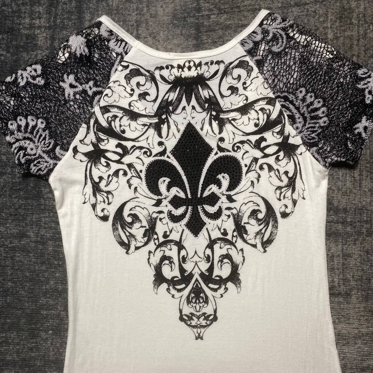 IDK WHY NO ONE LOVE THIS TEE😭