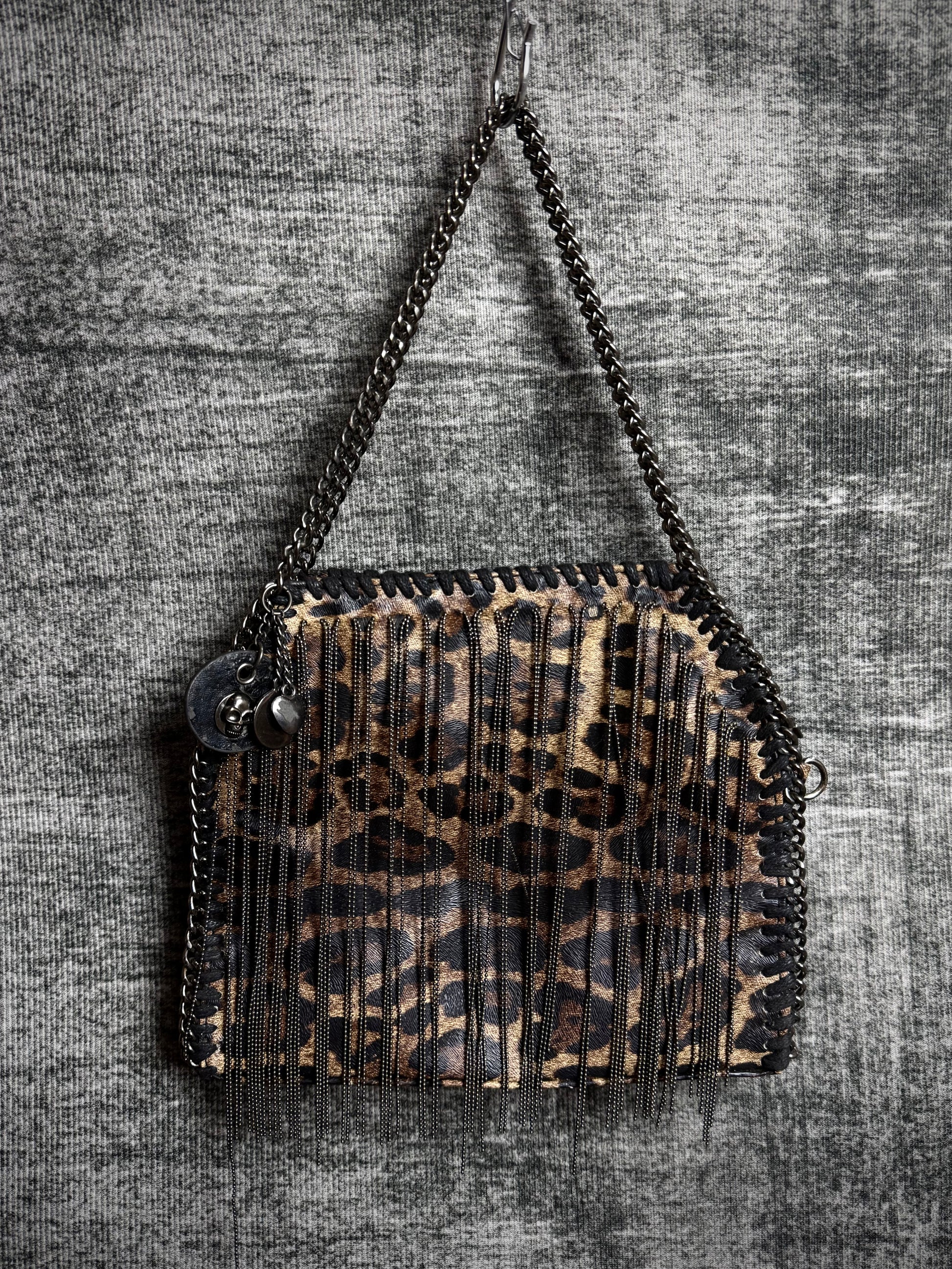 LEOPARD W CHAINS SHOULDER BAG
