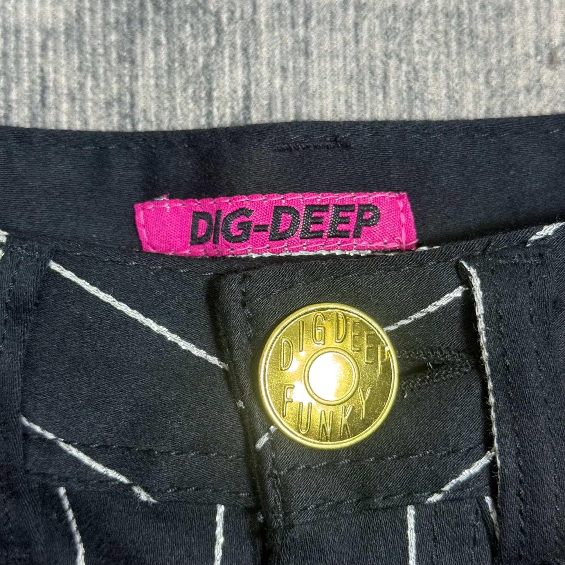 B2V-DIG DEEP SHORT༒