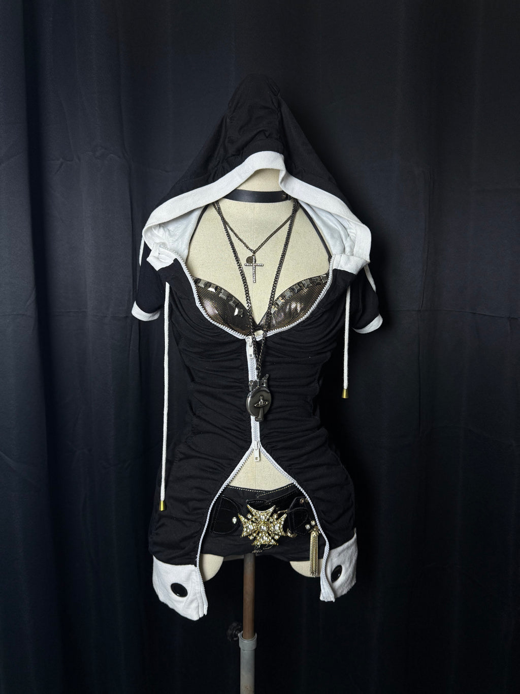 B2V-SKINNY LIPS HOODIE༒