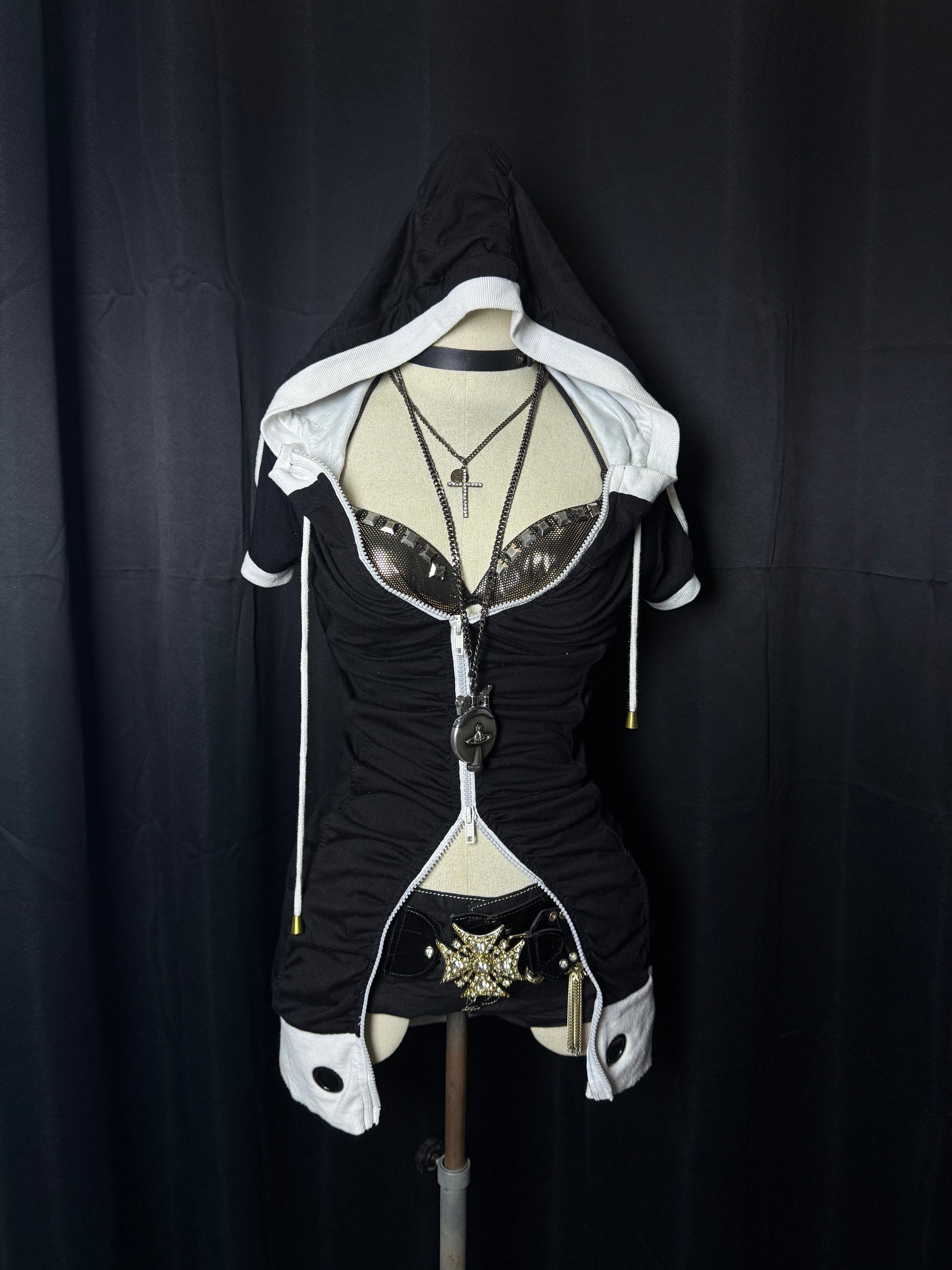 B2V-SKINNY LIPS HOODIE༒