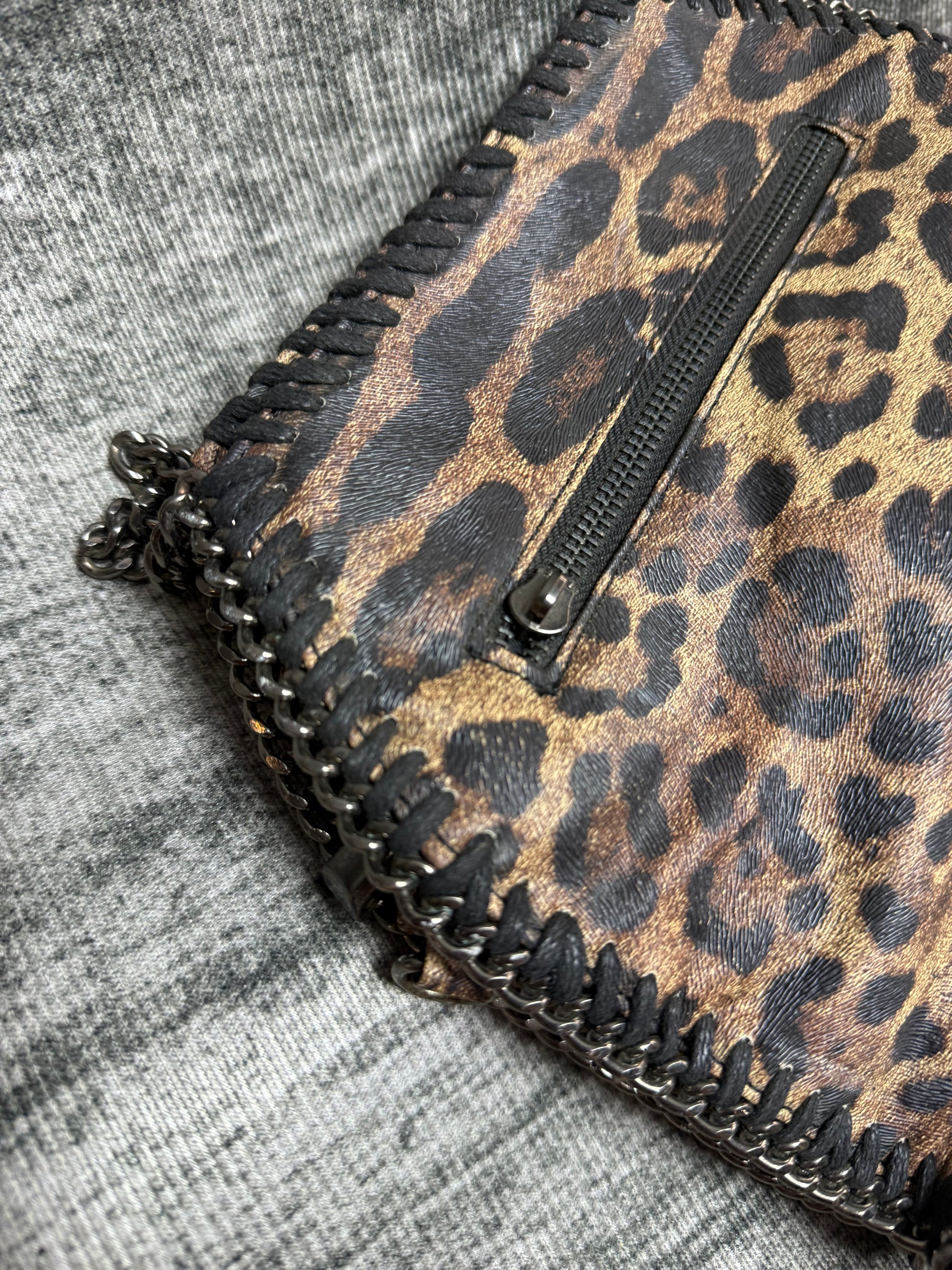 LEOPARD W CHAINS SHOULDER BAG