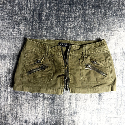 B2V- CECIL MCBEE SHORT༒