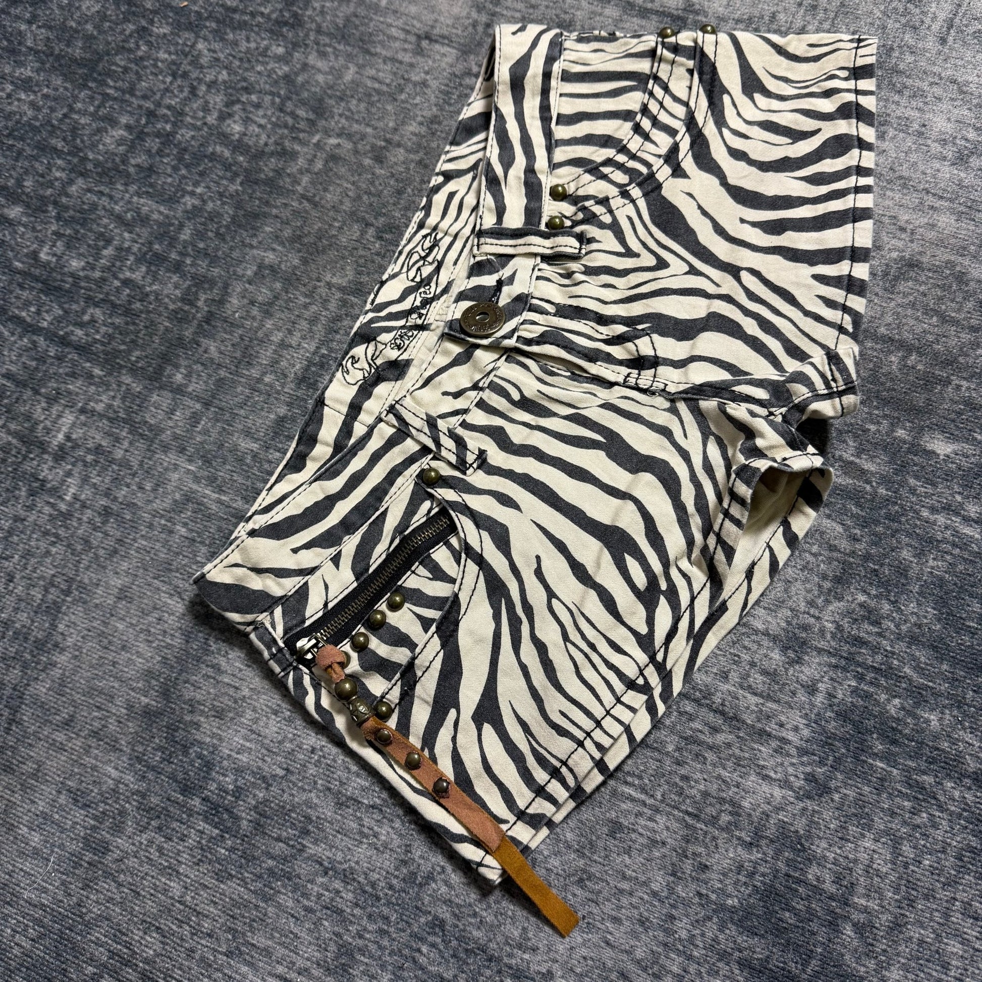 B2V - DIDA ROSE SHORT༒ vintage streetwear thrift y2k clothing by B2V_BAD2WEAR