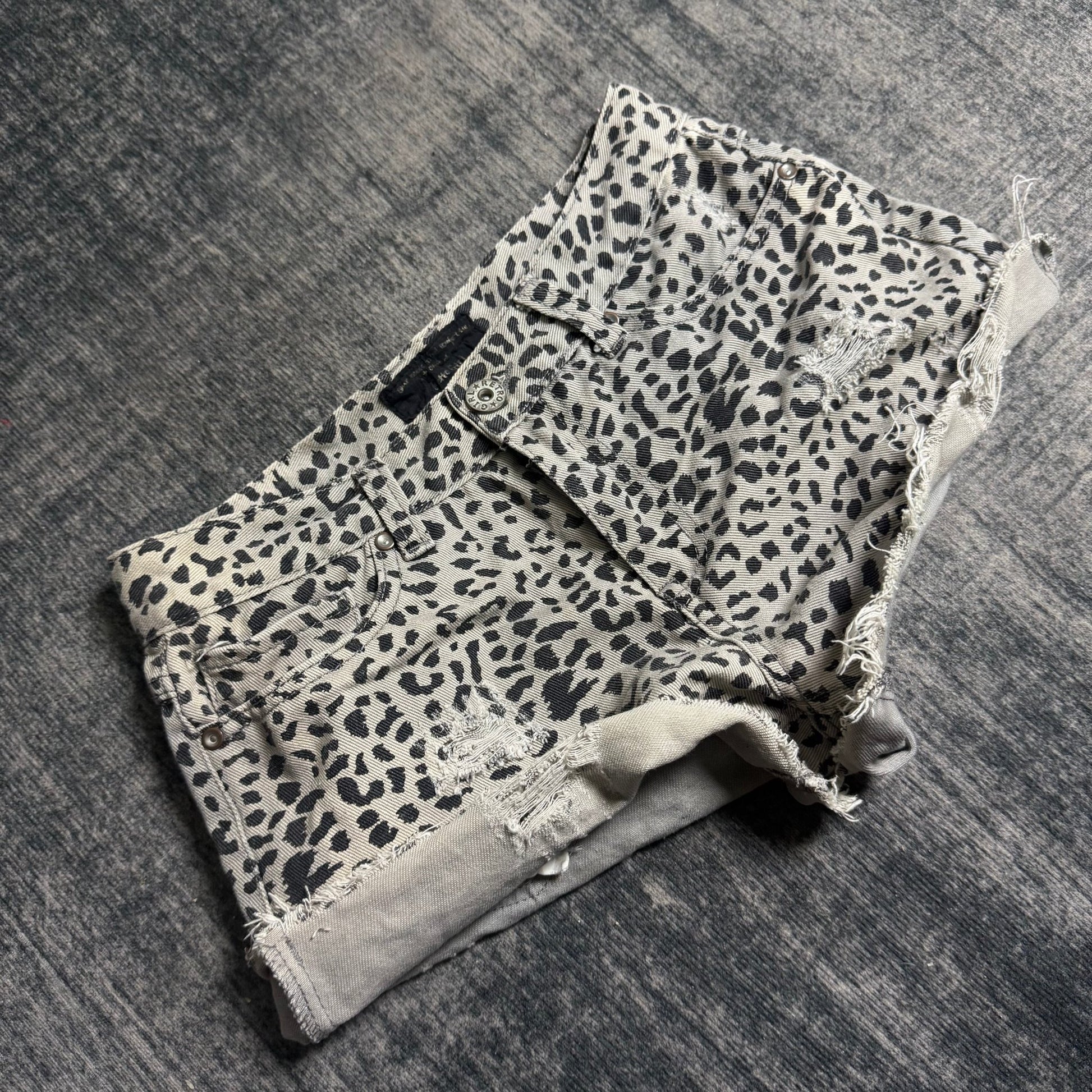 B2V - Retro short༒ vintage streetwear thrift y2k clothing by B2V_BAD2WEAR