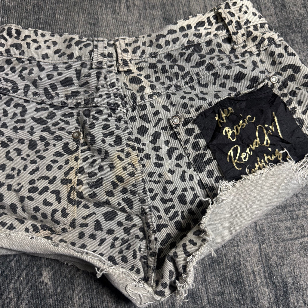 B2V - Retro short༒ vintage streetwear thrift y2k clothing by B2V_BAD2WEAR