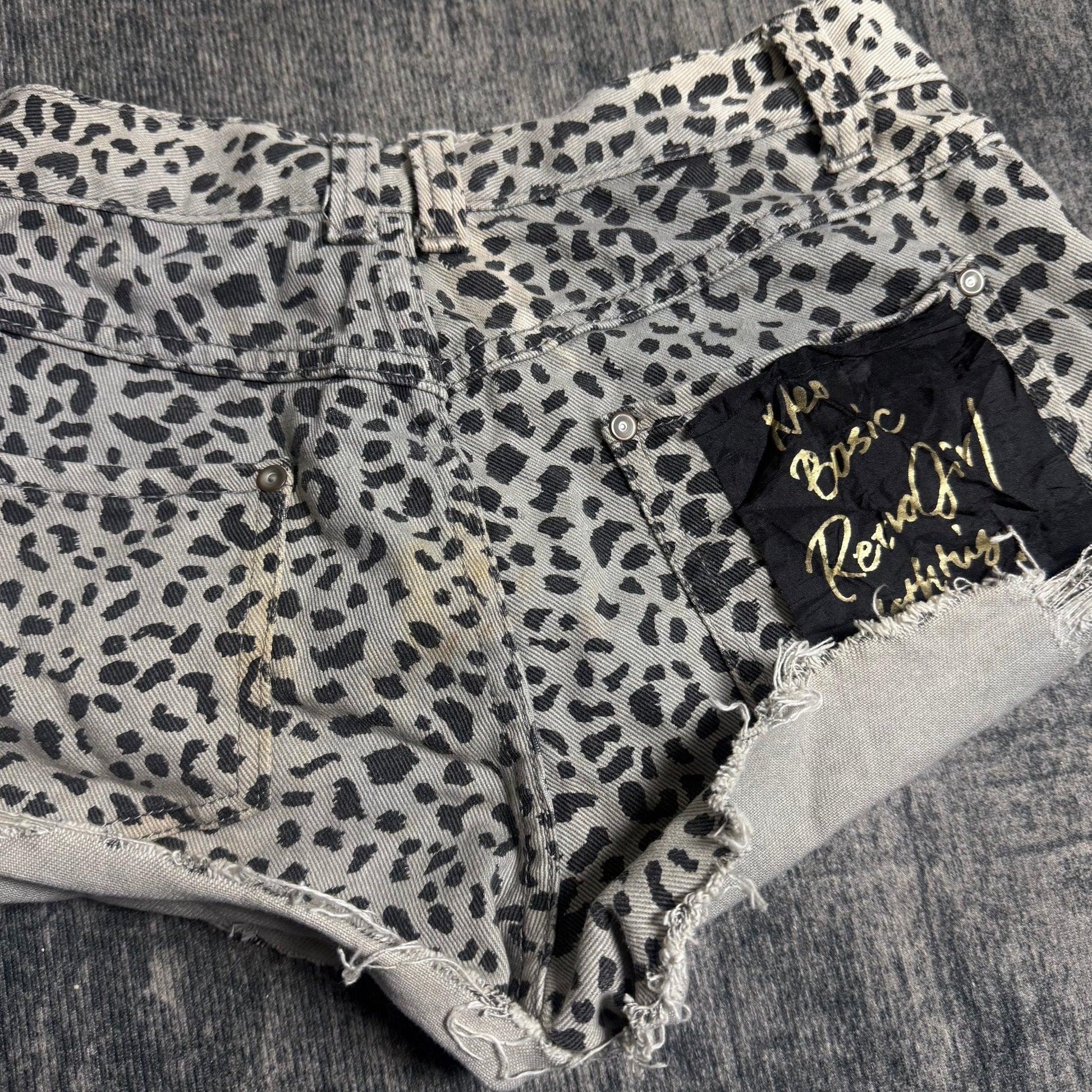 B2V - Retro short༒ vintage streetwear thrift y2k clothing by B2V_BAD2WEAR