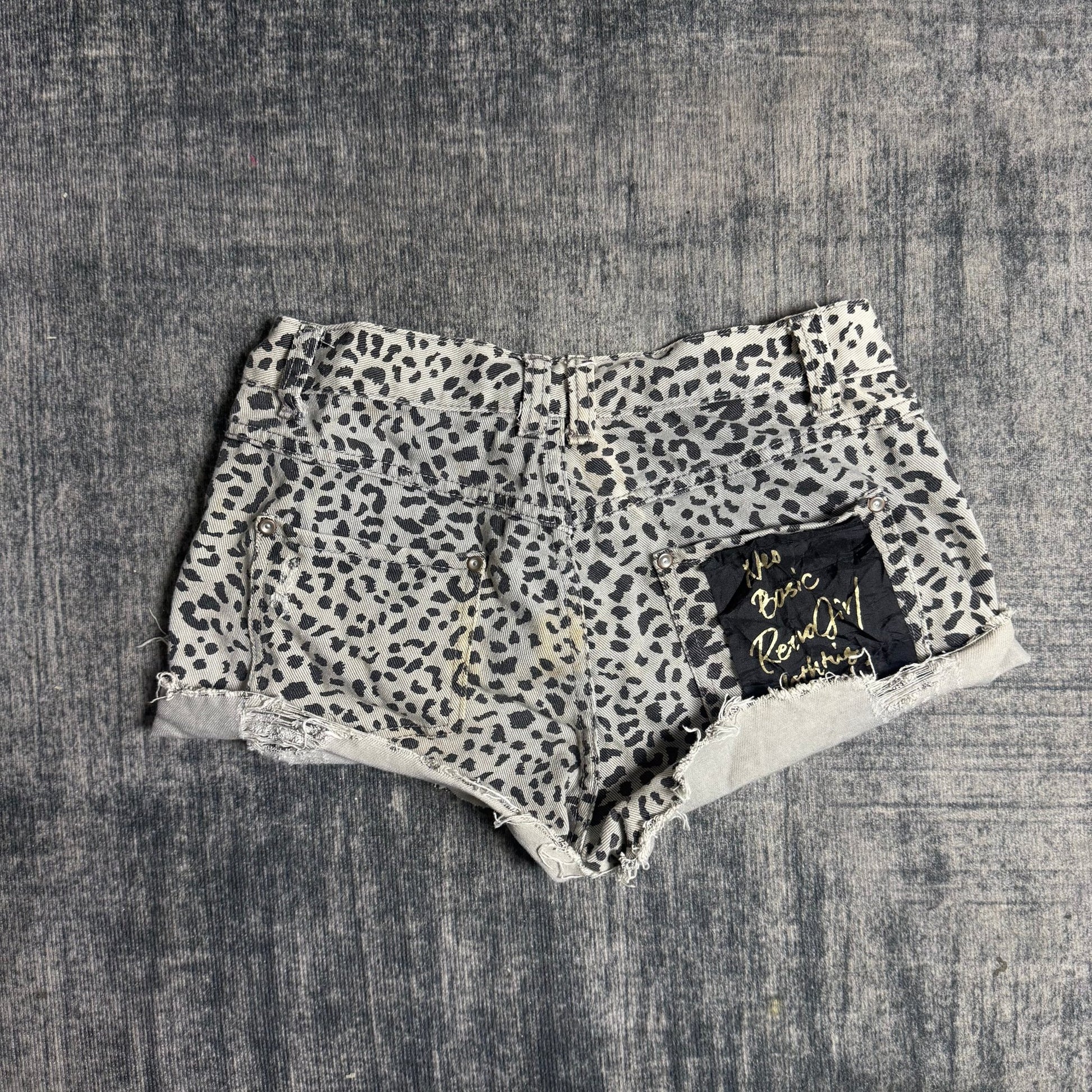 B2V - Retro short༒ vintage streetwear thrift y2k clothing by B2V_BAD2WEAR